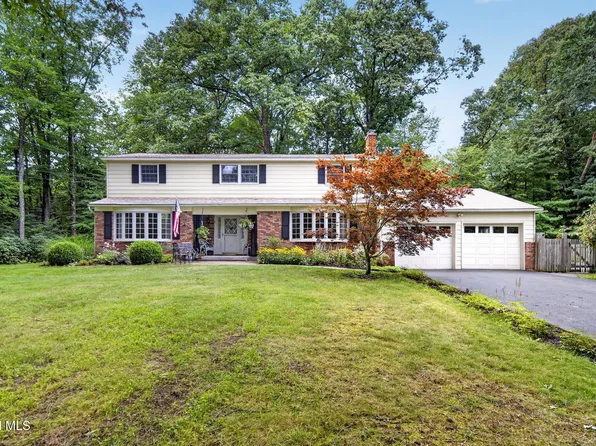4 Catalpa Court, Ballston Lake, NY 12019