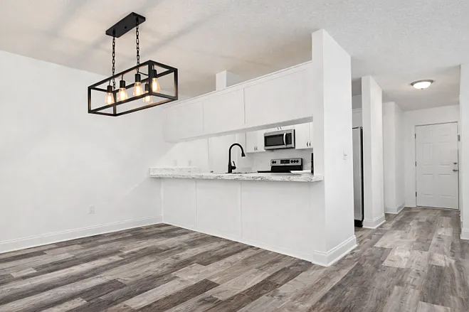 2110 Hamilton Pl N — Photo 2