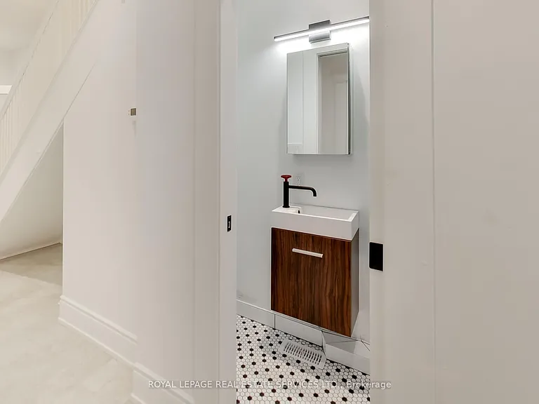 218 Montrose Ave — Photo 12
