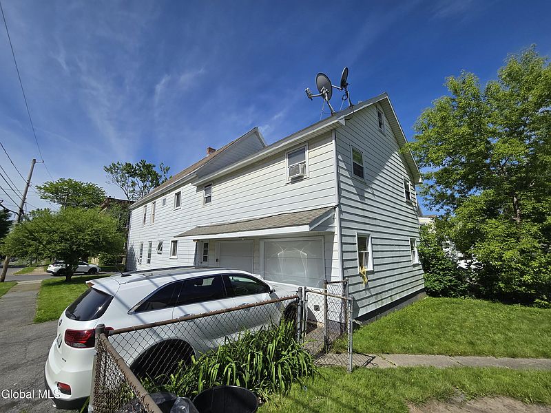 4th image of 833 Mason Street