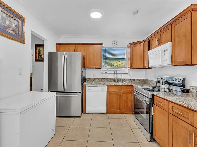 700 SW 5th Ct — Photo 15