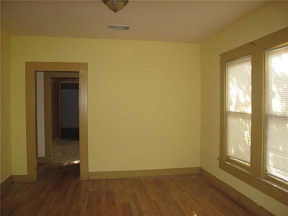 3rd image of 906 E Bowie St
