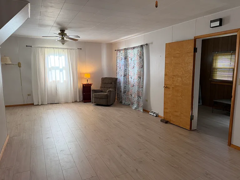 233 S Pine St — Photo 9