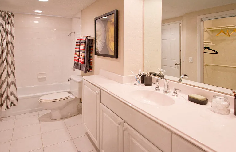 Embassy Park Apartments — Photo 15