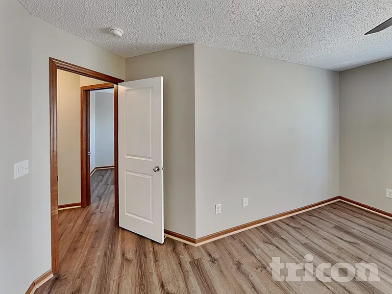 7712 Lachman Ave NE — Photo 8