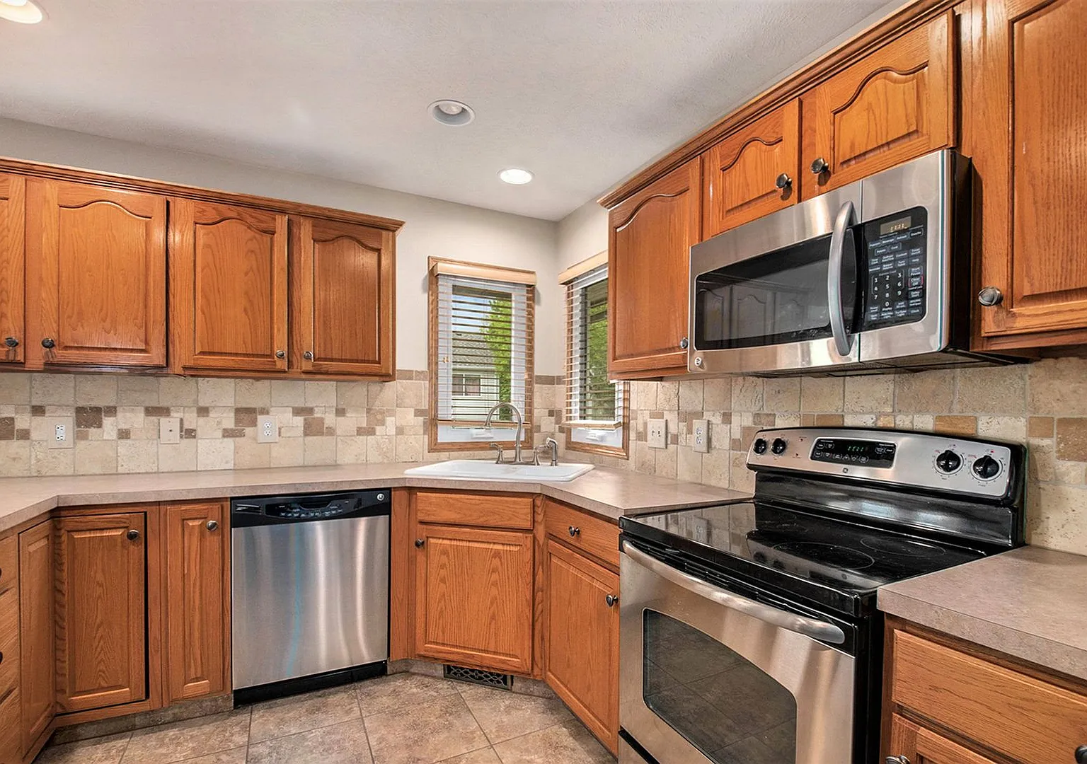 4 Bed 3 Bath Ranch Style Home with Backyard Pond! — Photo 4