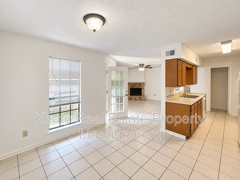 2 bed, 1.5 bath, 1100 sqft, $925 — Photo 4