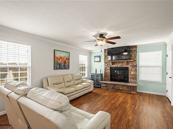 3rd image of 406 Hindman Dr