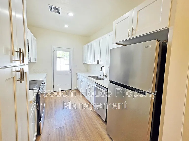 1701 Sycamore Ave #A — Photo 11