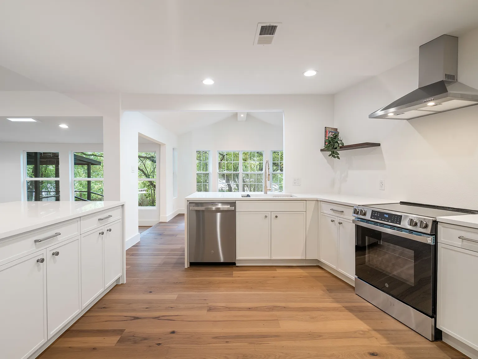 6 bed, 3822 sqft, $7,250 — Photo 2