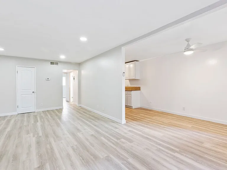 Tarzana Court Apartments — Photo 15