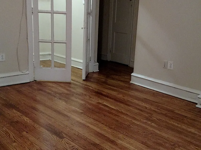 Surrey Hall Apartments — Photo 13