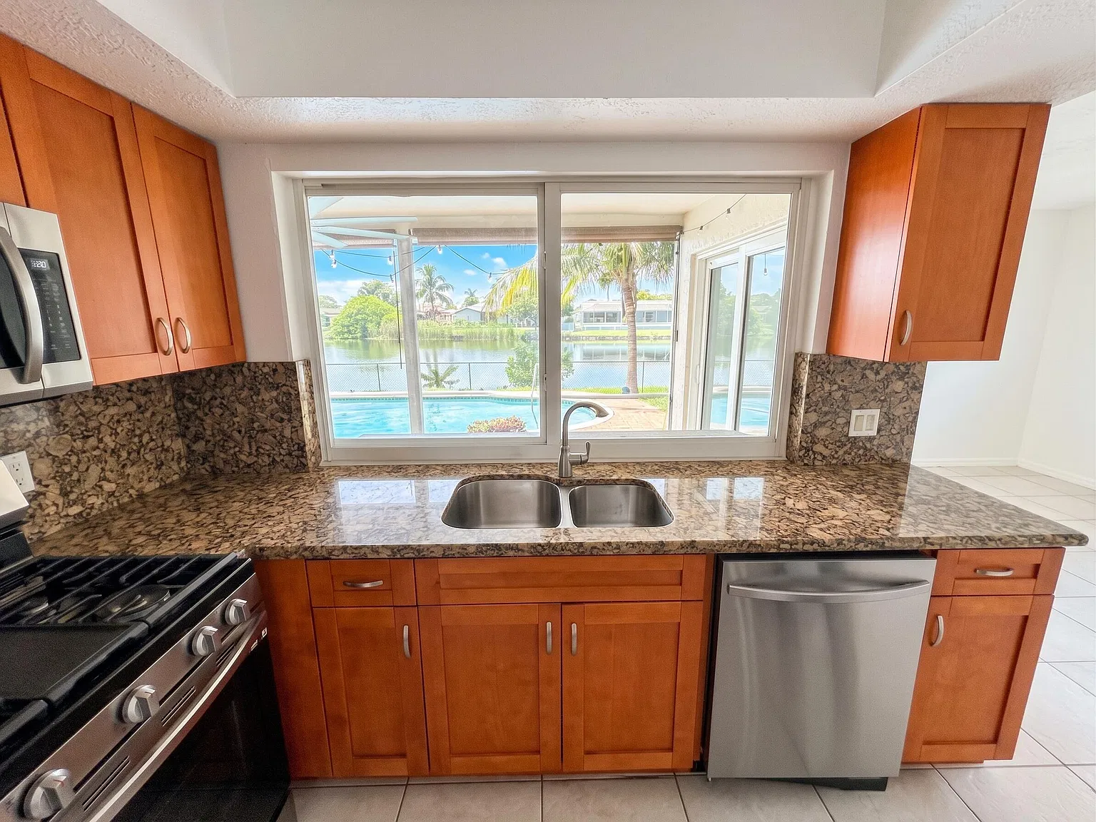 3 bed, 2.0 bath, 1790 sqft, $3,900 — Photo 4