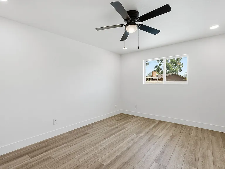 209 E Cairo Dr — Photo 12