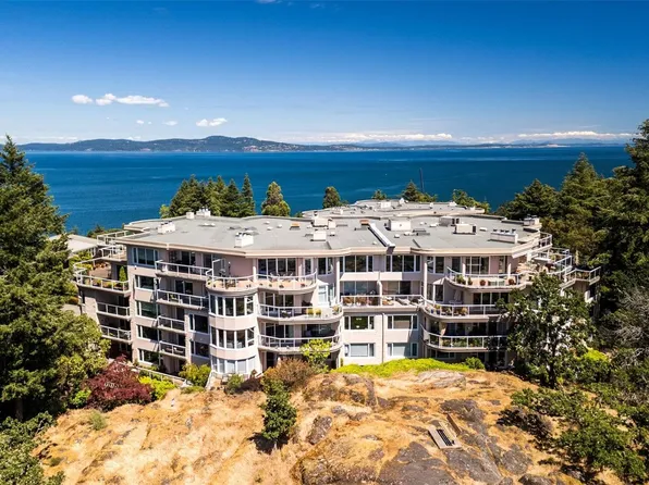 2829 Arbutus Rd #Penthouse 52, Saanich, BC V8N 5X5