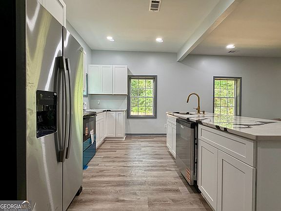 3rd image of 542 Elm St