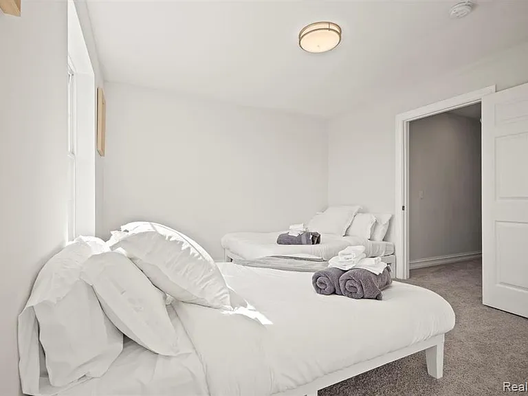 3227 Lohr Rd — Photo 19