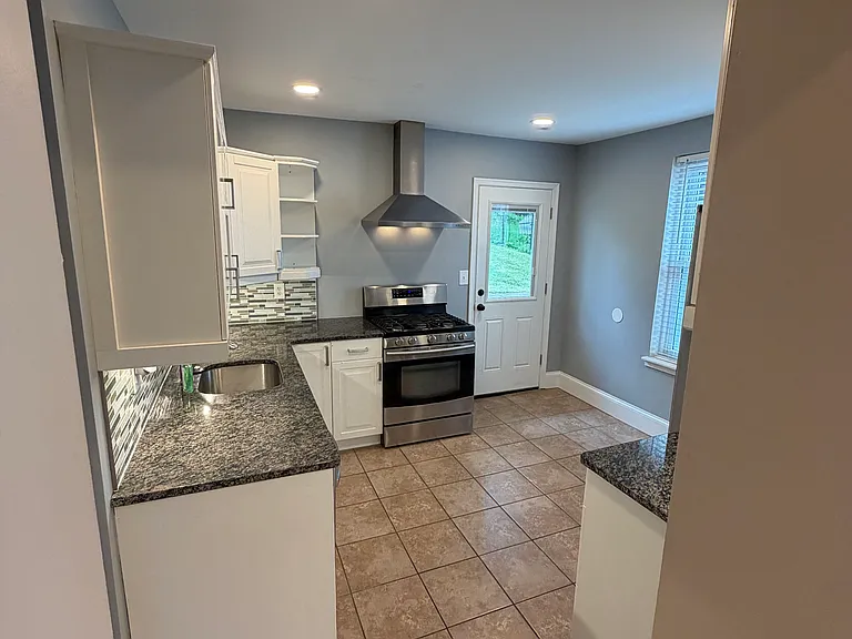 726 E Hector St — Photo 8