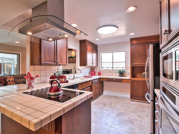 5th image of 943 Camellia Way