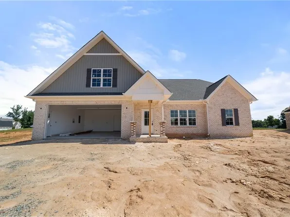 242 Avian Ln, Winston Salem, NC 27127