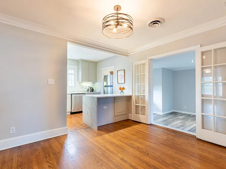 380 Holmes Cir — Photo 12