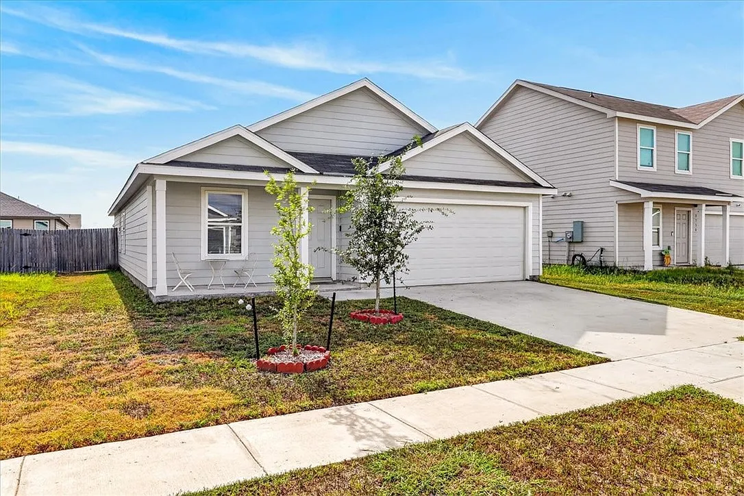 4 bed, 2.0 bath, 1663 sqft, $2,400 — Photo 2