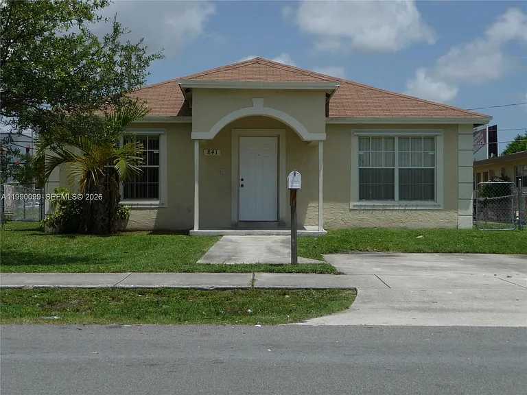 841 NW 10th St — Photo 1