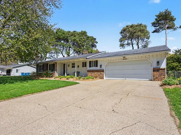 16224 Pinewood Ave, Spring Lake, MI 49456