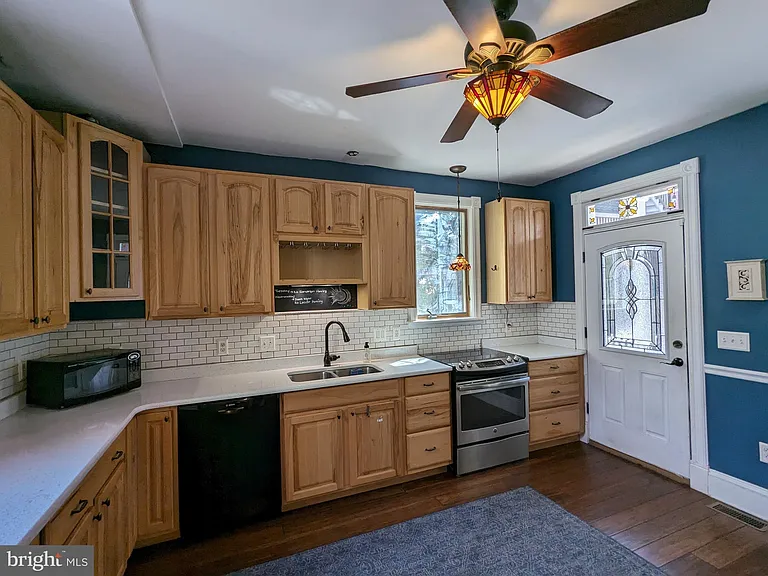 306 N Locust St — Photo 10