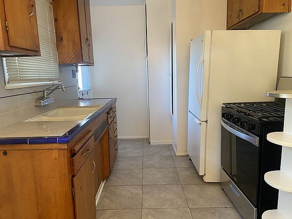 3rd image of 150 N Beachwood Dr Unit B
