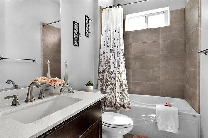 4 bed, 2830 sqft, $4,000 — Photo 3