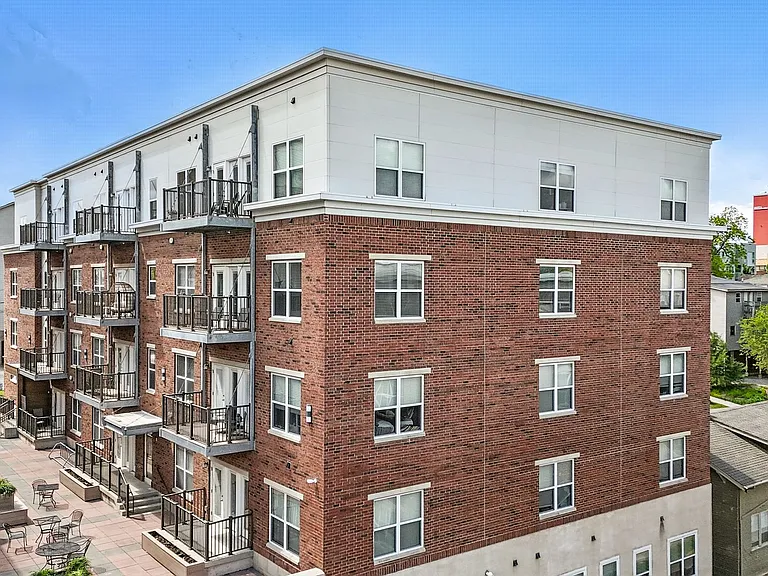 DPI602 - Dubuque Street Condos — Photo 11