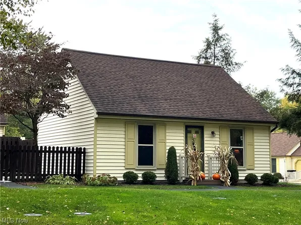 46103 New England Sq APT B, New Waterford, OH 44445