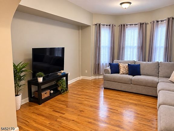 3rd image of 4 Hawthorne Pl