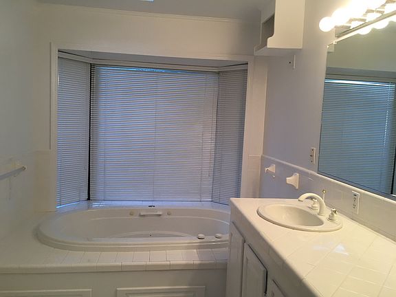 Master jacuzzi bath.