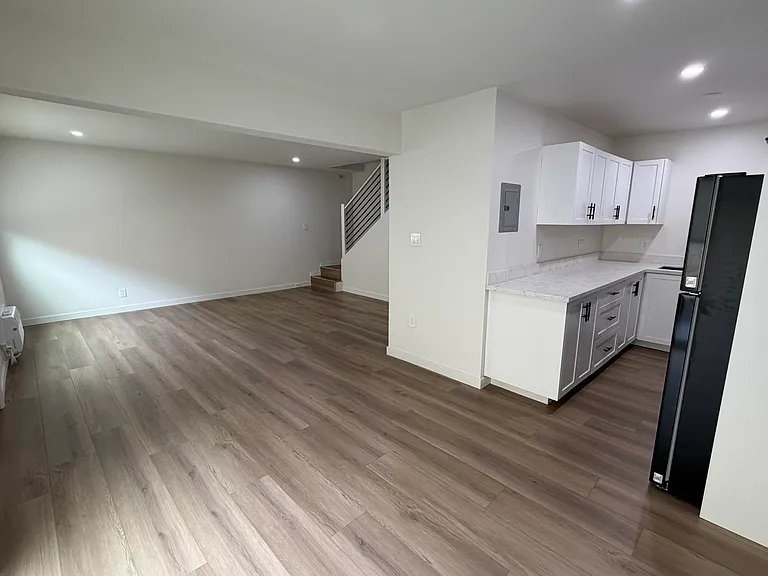 8751 Langdon Ave — Photo 11