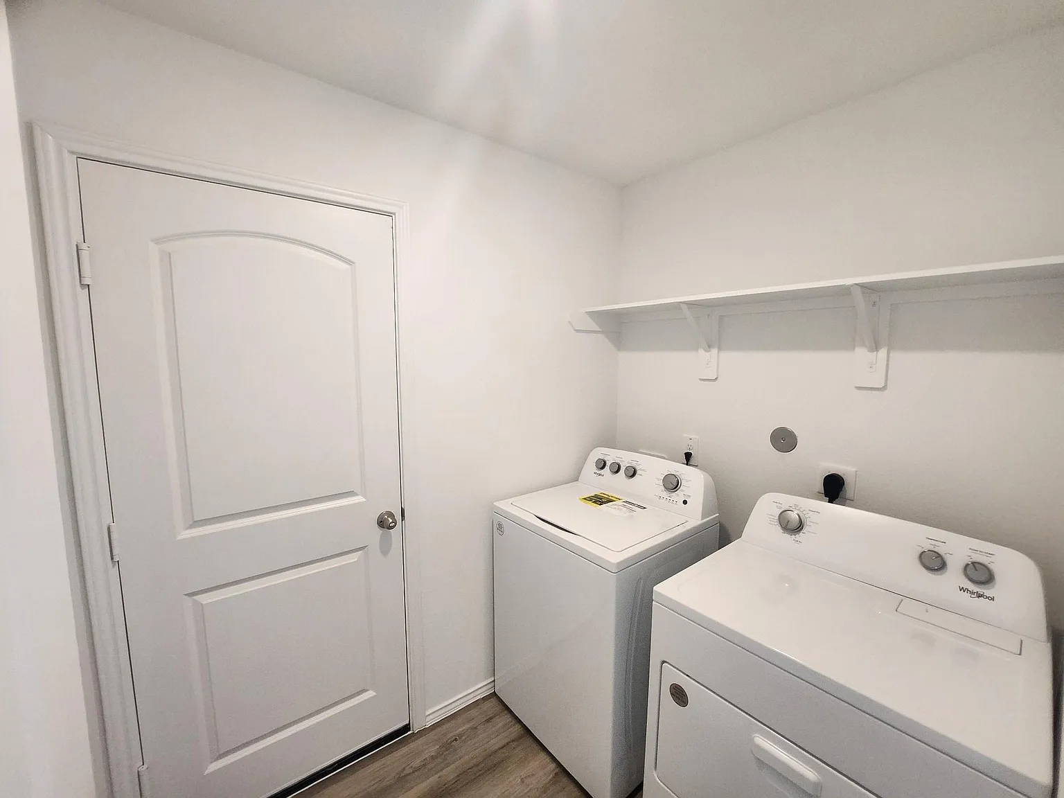 3 bed, 2.0 bath, 1471 sqft, $2,300 — Photo 2