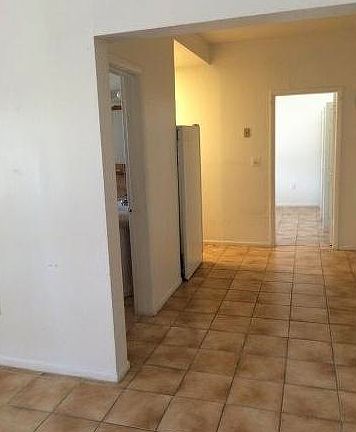 4th image of 2500 NE 192nd St APT 8
