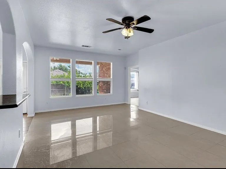 933 Bens Dr — Photo 8