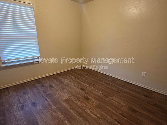 3rd image of 913 W Prairie Wind Way