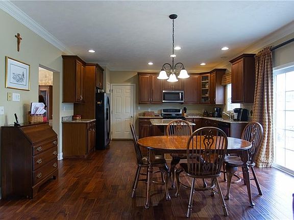 3rd image of 2013 Meadow Lane Dr