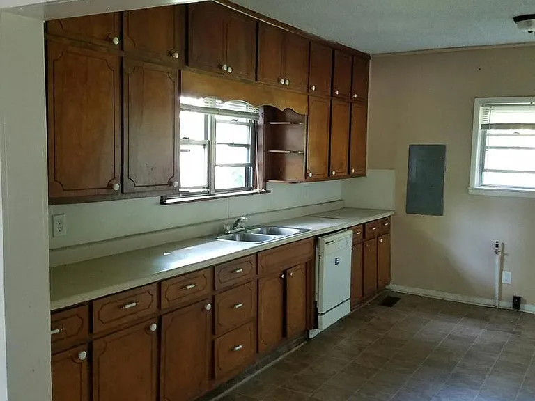 905 Jackson Blvd — Photo 3