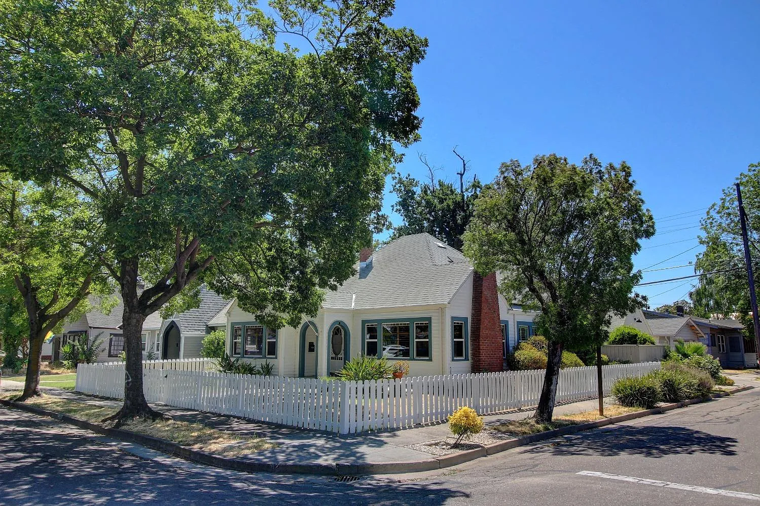 1170 W Elm St photo 1