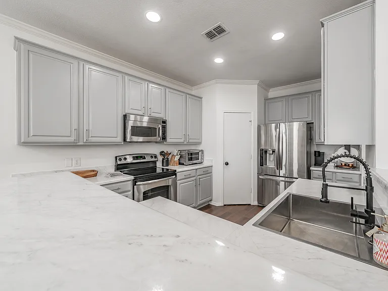 2304 Hickory Ct — Photo 35