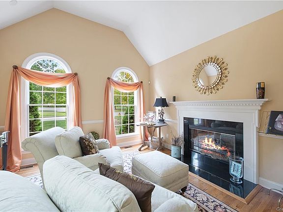 4th image of 21 Carlton Dr