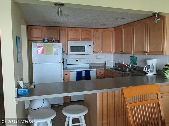 Kitchen with breakfast bar