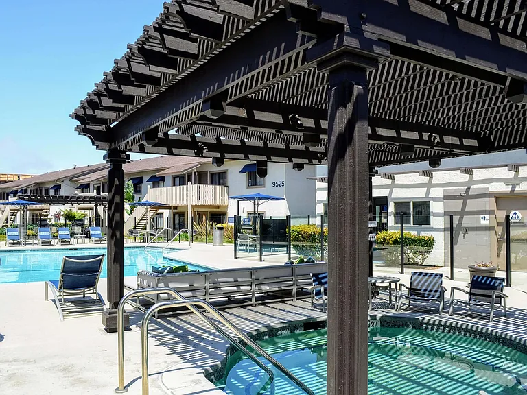 La Jolla Canyon Apartments — Photo 9