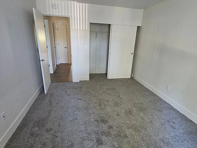 Beverly Grove Apartments — Photo 24