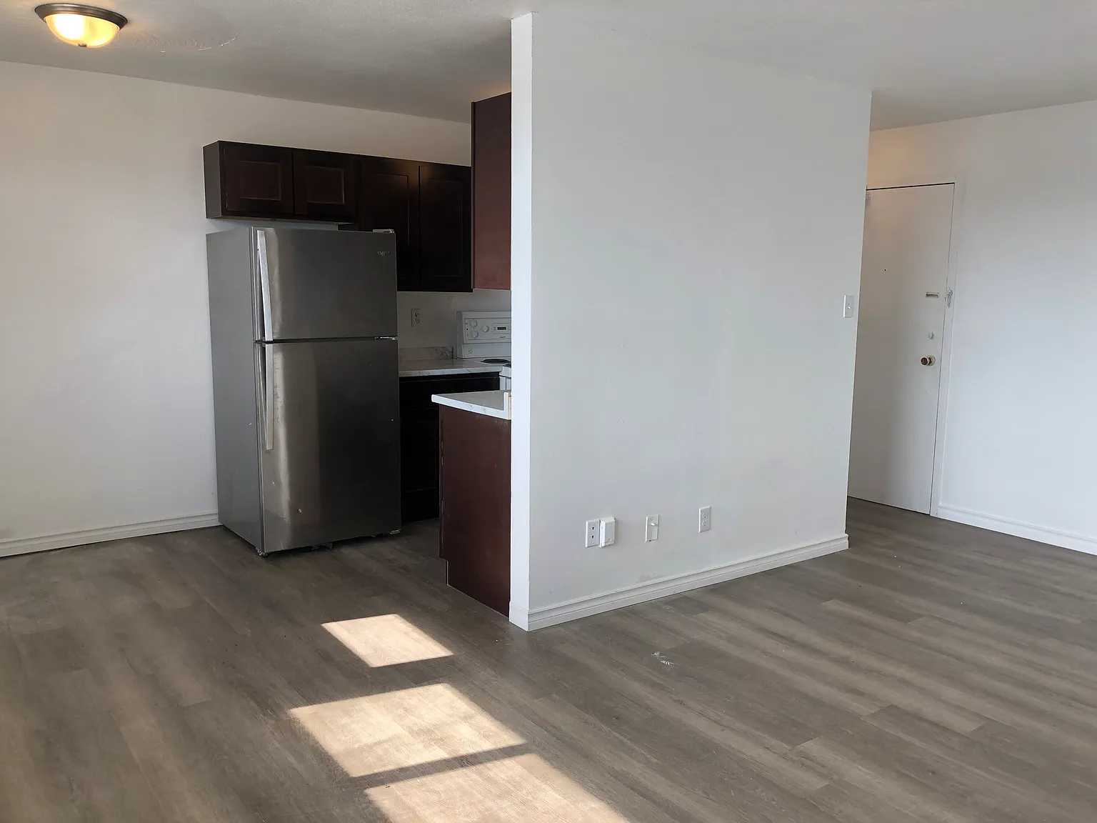 837 Queenston Road Hamilton — Photo 2