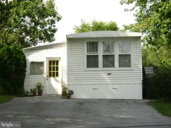 512 Liberty Dr, Mount Wolf, PA 17347